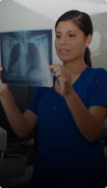 doctora-revisando-radiografia