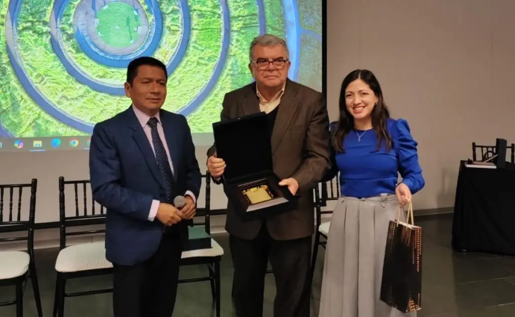 Homenaje al Dr. Jaime Villena por su brillante trayectoria en la endocrinología peruana