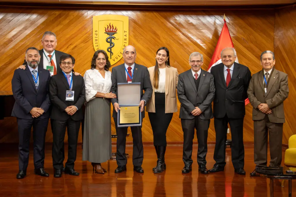 Cayetano Heredia honra la trayectoria del Dr. Eduardo Chaparro en la pediatría peruana