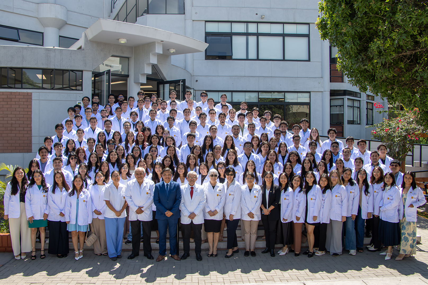 Entrega de Sacos a la LXV Promoción de Medicina 2025 “Homarh Villaverde Peláez”